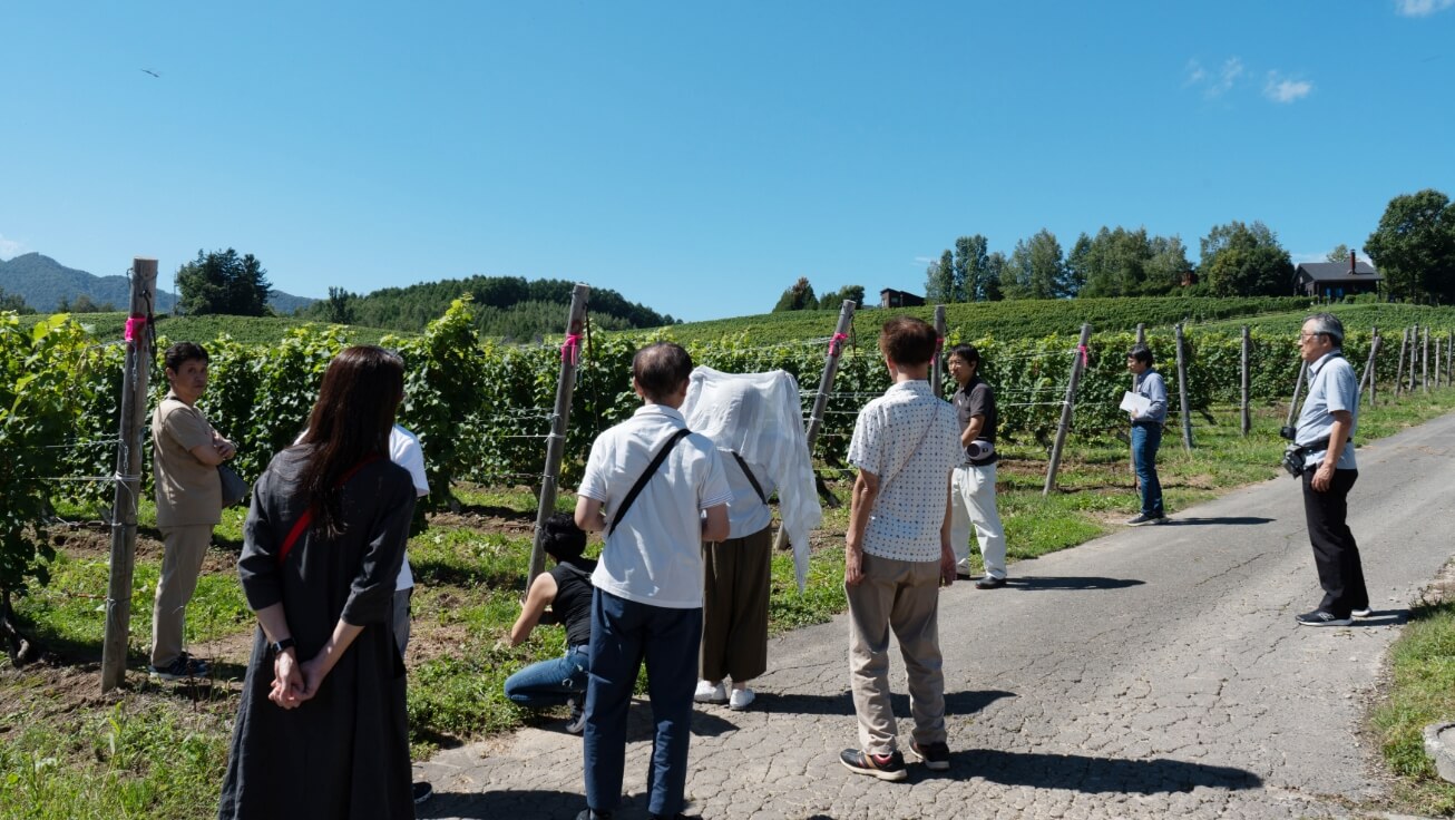 ワイナリーを訪ねる様子